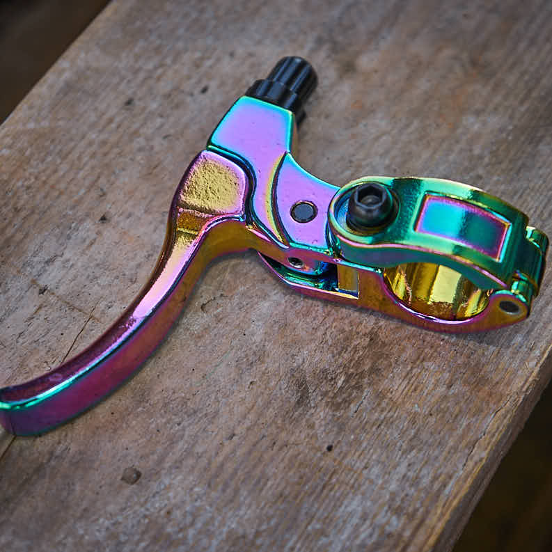 2 Finger Design Bremshebel in Oil Slick und Klappscharnier