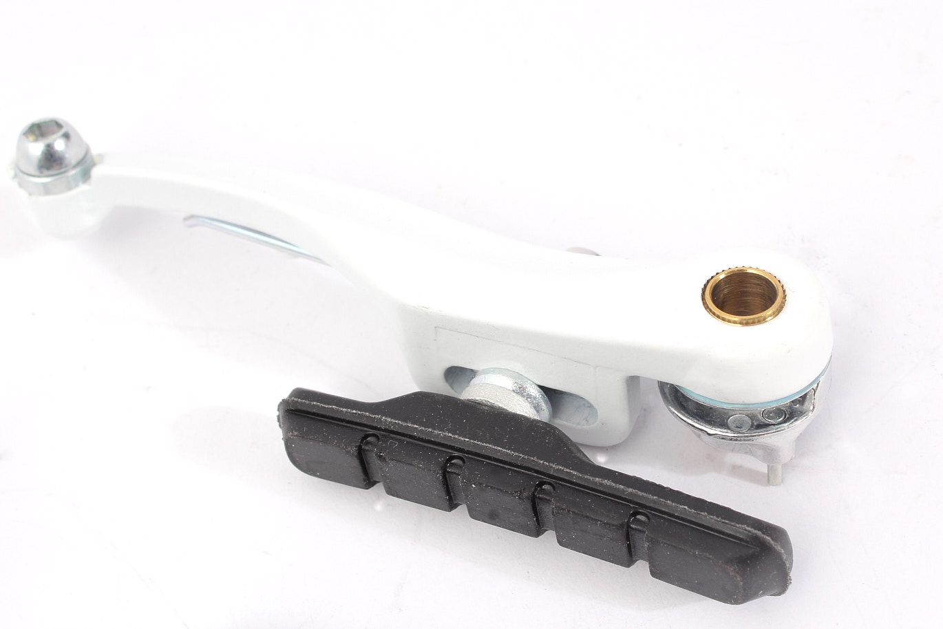 Nahaufnahme weißer V-bremse mit schwarzen Bremsschuh