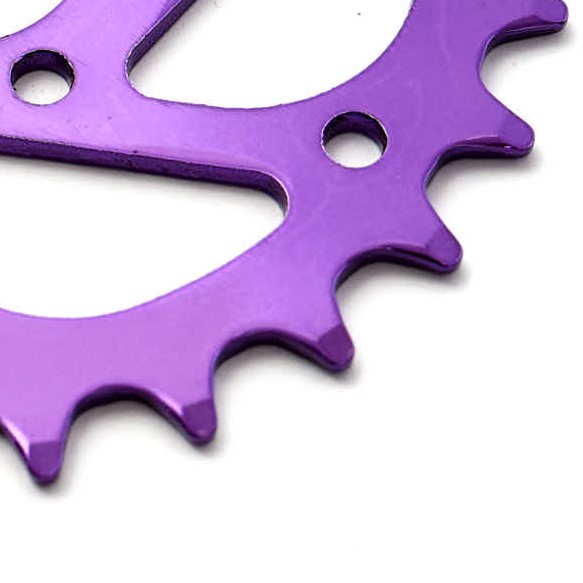 Nahaufnahme Kettenblattzähne in Lila