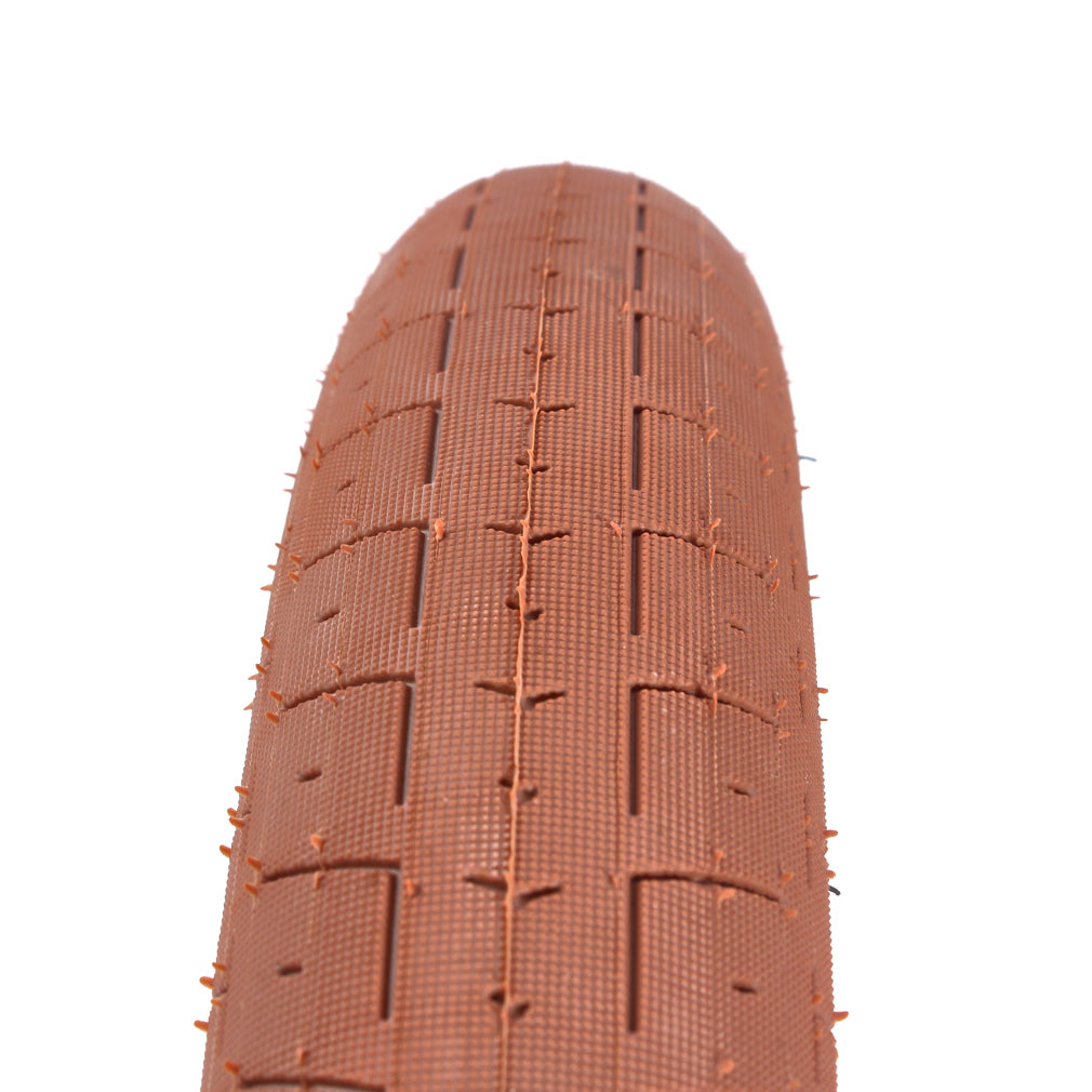 Nahaufnahme braunes Reifenprofil 