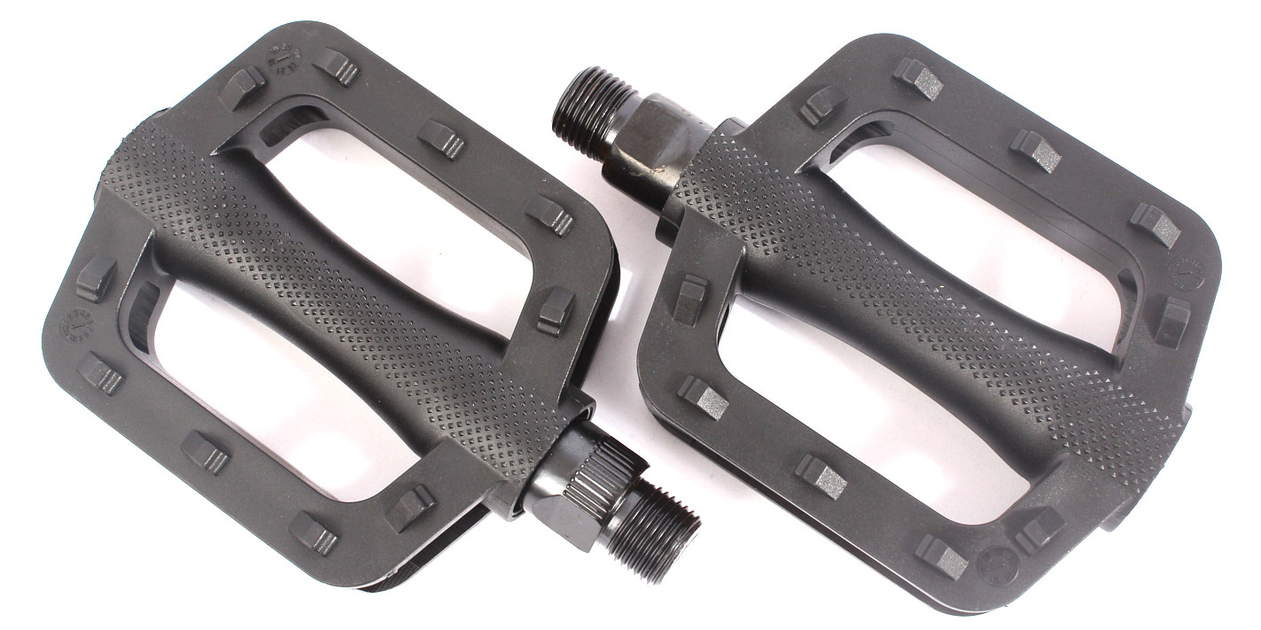 Schwarze BMX Pedale nebeneinander von oben