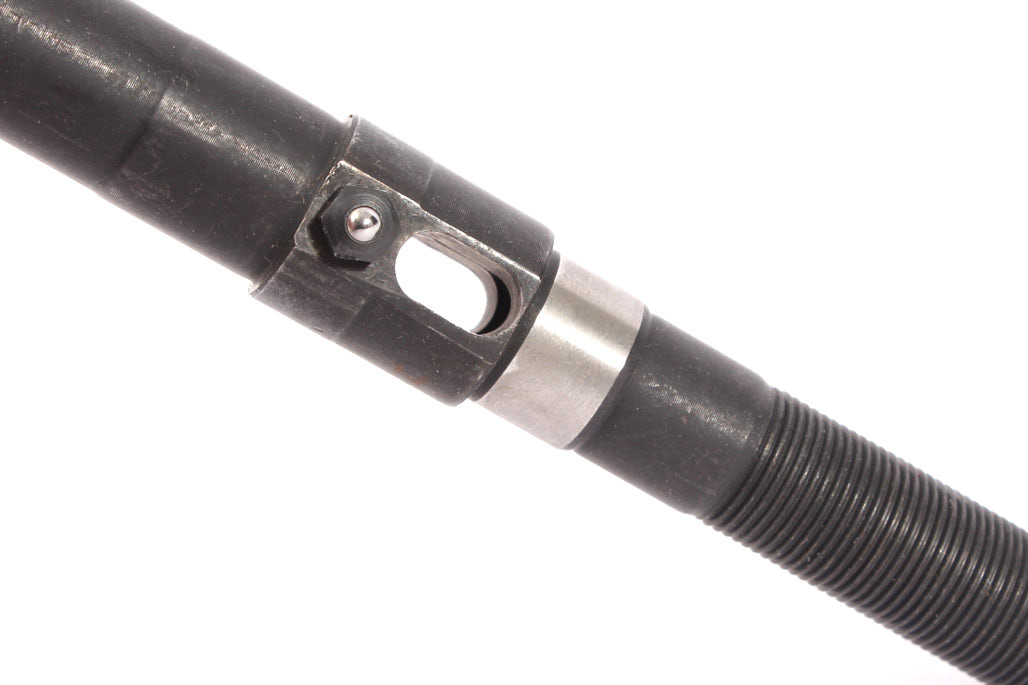 Nahaufnahme Schraubgewinde schwarzer Achse