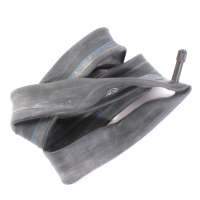 zusammengerollter Fahrradschlauch in Schwarz mit Autoventil