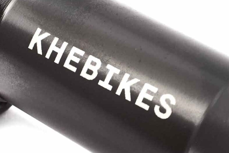 Nahaufnahme von weißer KHEBikes Aufschrift auf schwarzer Nabe