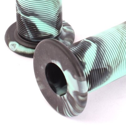 Nahaufnahme BMX Grifföffnung in Schwarz, Mintgrün