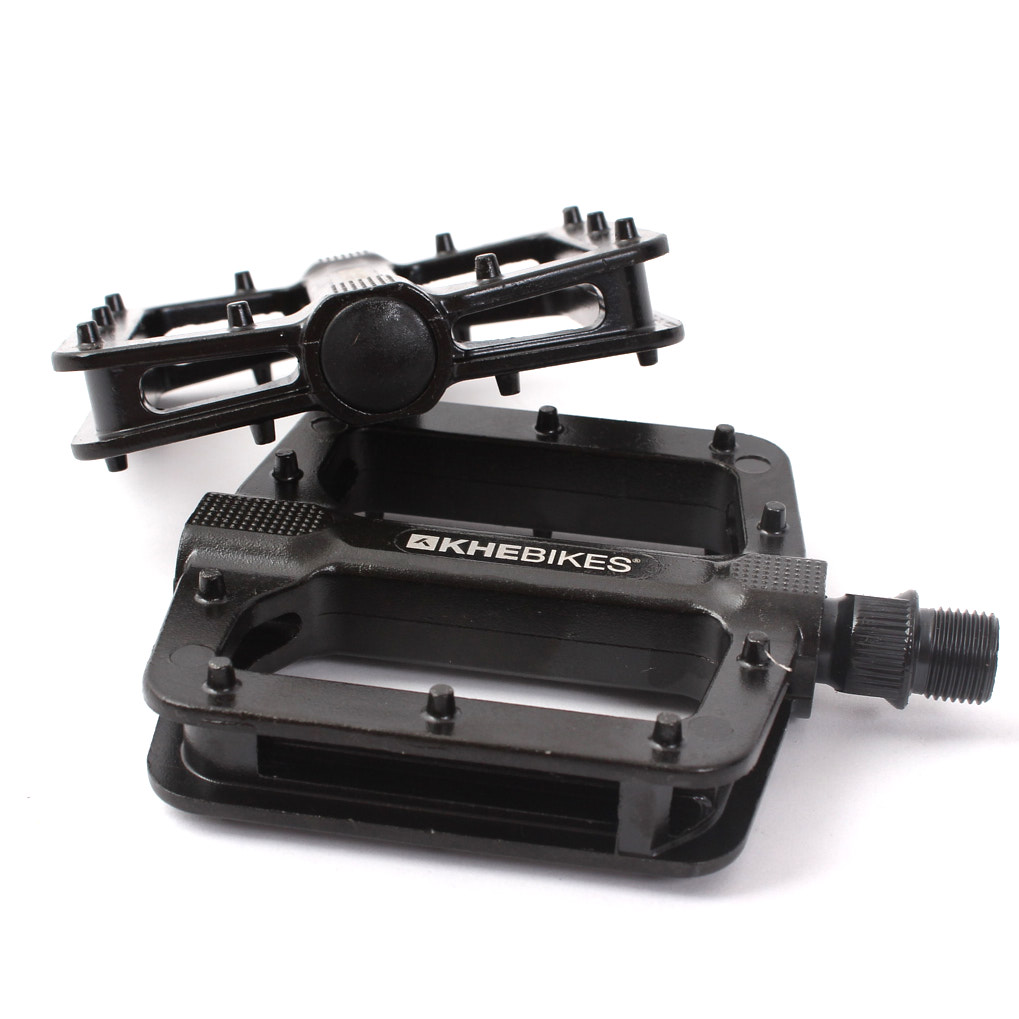 Schwarze Pedale mit Pins und Schraubgewinde