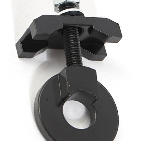 Nahaufnahme Kettenspanner mit Schraubgewinde 