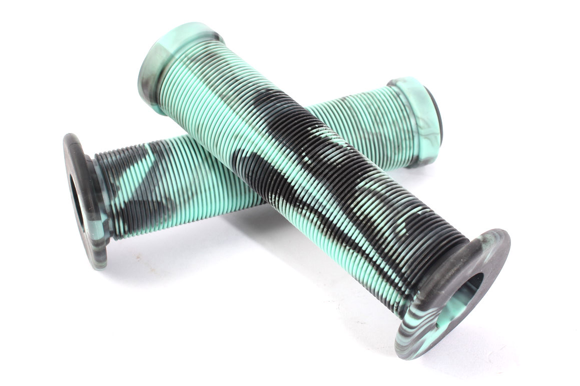 Überkreuzte BMX Griffe mit Lamellen Muster