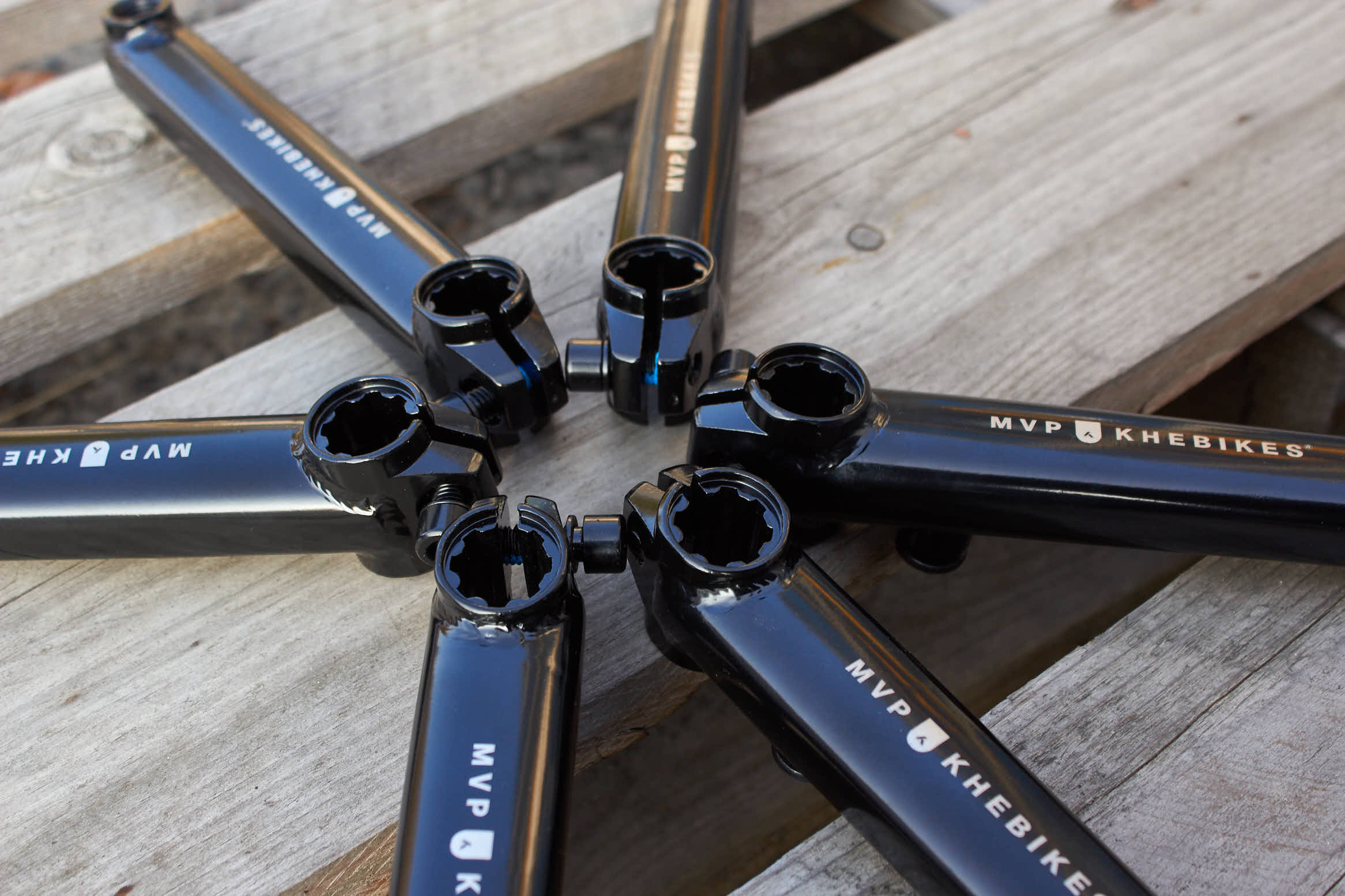 Kurbelarme  in Schwarz zu einem Stern zusammengelegt in Schwarz