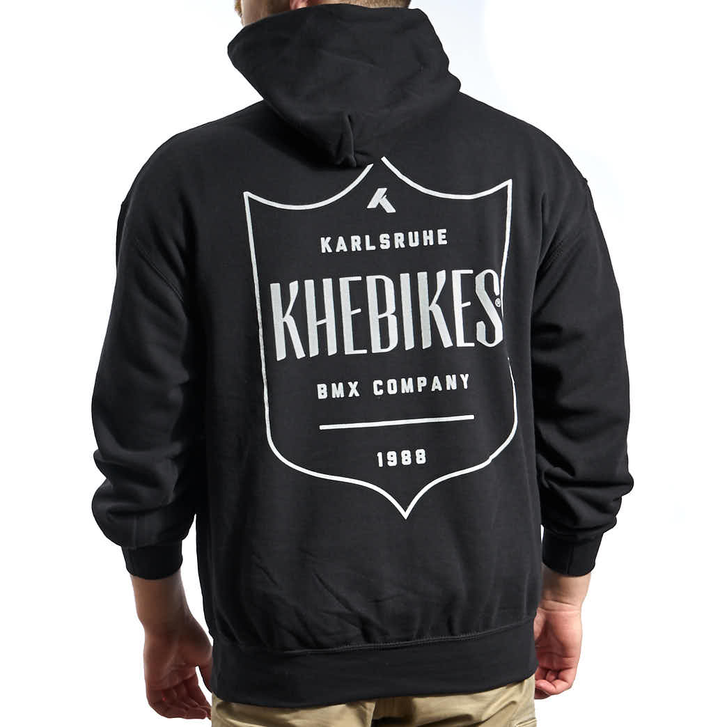 Schwarzer Hoodie mit KHE Shield Logo an Person Hoodie KHE Shield size XXL