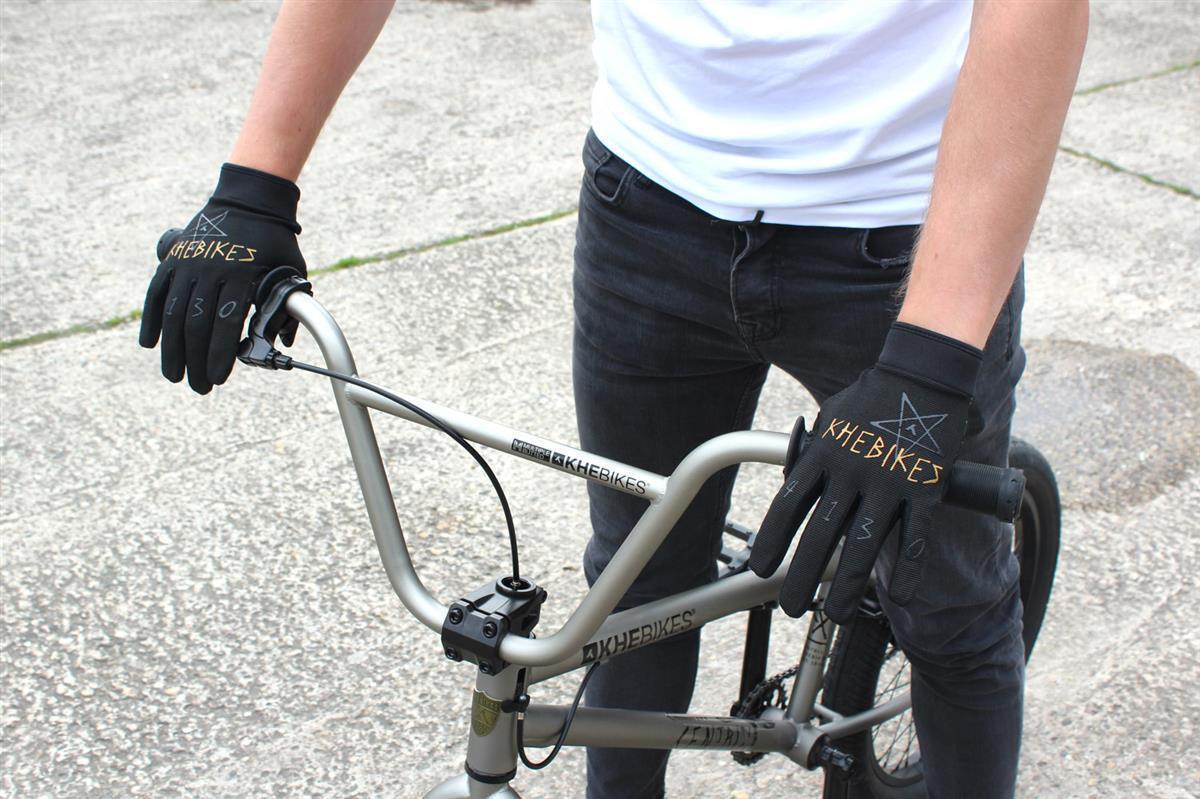 angezogene BMX Handschuhe mit Fahrrad