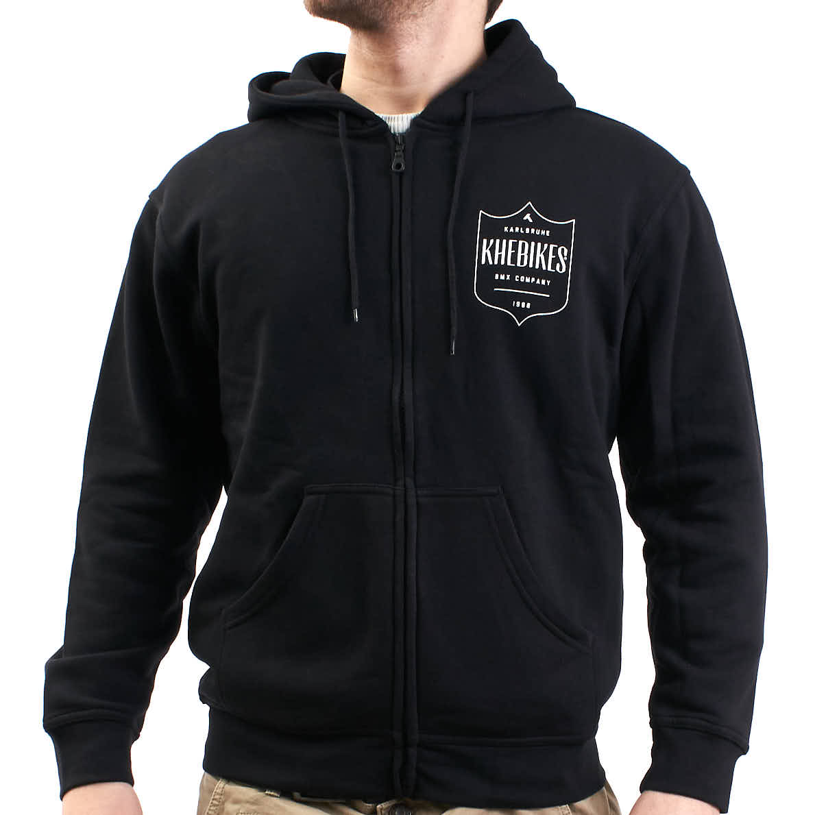Zip-Hoodie in Schwarz von vorne mit Logo auf der Brust Zip-Hoodie in Schwarz von vorne mit Logo auf der Brust