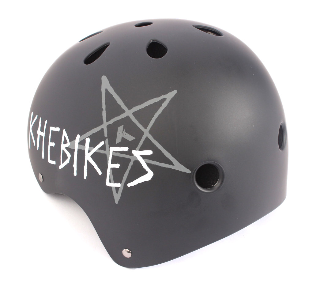 Schwarzer Helm  mit grauem Stern und weißer KHEBIKES Aufschrift