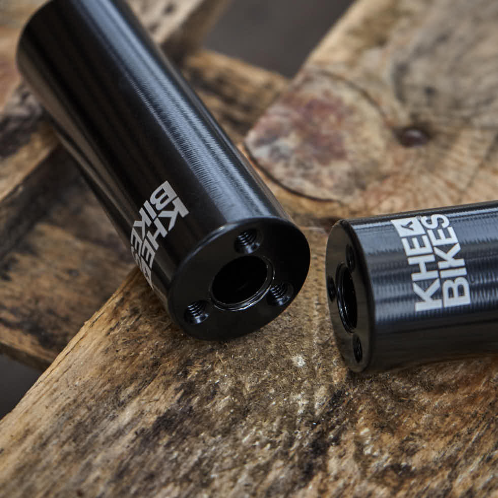 Nahansicht KHE Pegs mit KHEbikes Logo