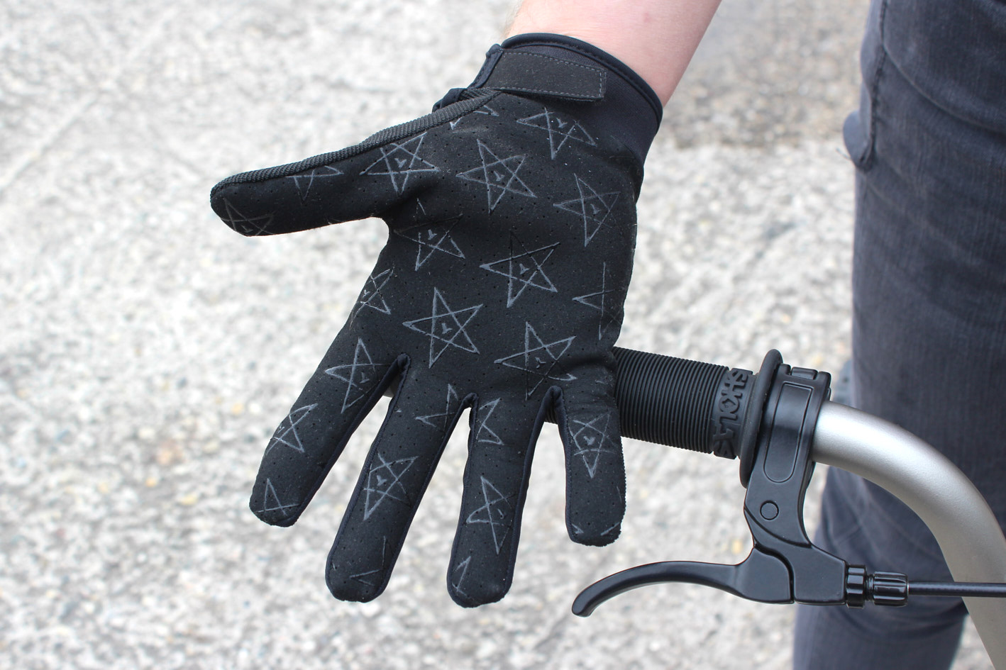 Handschuhinnenseite mit Gummisternsymbolen