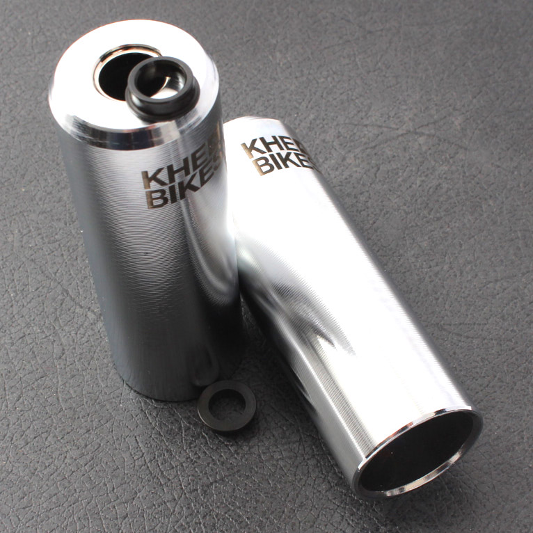 Ansicht von oben Pegs aus HiTen Stahl mit KHEbikes Logo